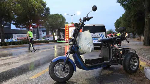 Denizli’de yağışlı havada feci kaza: Elektrikli motosiklet sürücüsü otobüsün altında can verdi