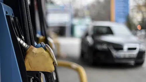 Döviz ve vergi artışları akaryakıt fiyatlarını etkiliyor