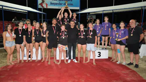 Dikili'de Genç Sporcuların Dostluk ve Rekabetle Dolu Turnuva Coşkusu