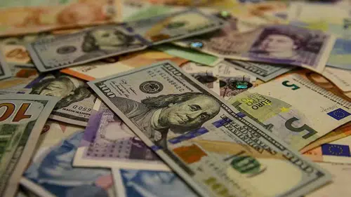 İstanbul'da döviz kurları yükselmeye devam ediyor: Dolar 48,08, Euro 56,20 liradan işlem