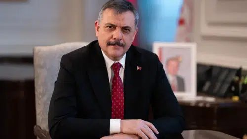 Fenerbahçe formasını giyen çocuğa tribünde koruma, Bakan Çiftçi'den teşekkür mesajı geldi.