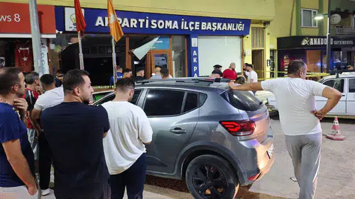 Soma'da otomobil AKP ilçe binasına daldı: Sürücü yaralandı