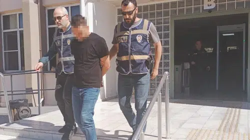Efeler'de dehşet anları: Polis kapıyı kırıp eşini boğuyordu