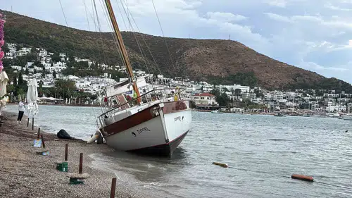 Bodrum'da fırtına dehşeti: Milyonluk tekne sahile vurdu
