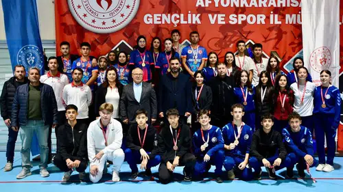 Afyonkarahisar'da curling heyecanı zirvede: Şimşek rüzgarı esti