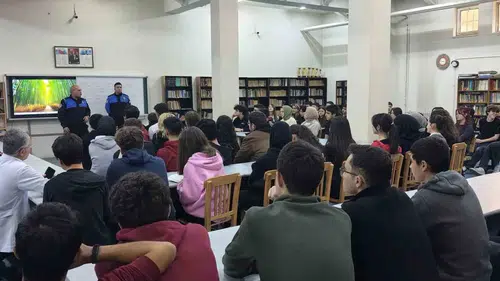 Afyonkarahisar’da gençlere güvenlik dersi: Polis ekipleri lise sıralarına konuk oldu