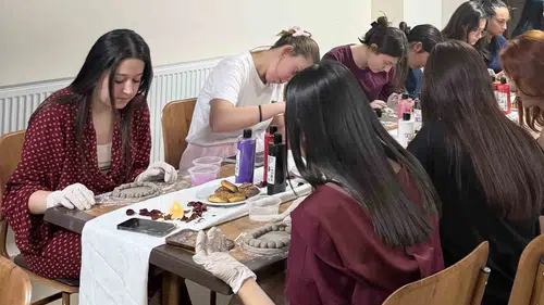 Sarıgöl’de üniversiteli gençler sanatla yoğruluyor: Çamurdan sanata uzanan yolculuk