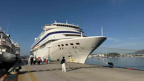 Bodrum limanında kruvaziyer bereketi: Aynı gün üç dev gemi demir attı
