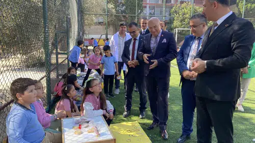 Minik ellerden büyük hayaller: Alaşehirli öğrenciler ticaretin inceliklerini okul bahçesinde öğreniyor