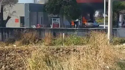 Kınık’ta korku dolu anlar: İstasyon pompasına çarpan otomobil alev topuna döndü