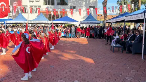 Yenipazar’da 103. yıl coşkusu: Meydanlar kırmızı beyaza büründü