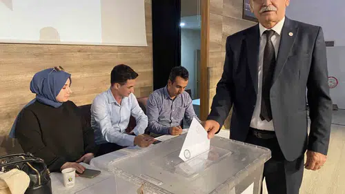 Alaşehir’de Yeni Parti dönemi: Sandıktan güvenoyu çıktı