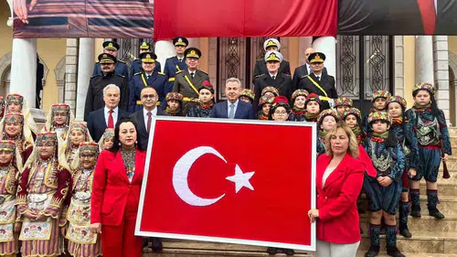 İzmir’de Cumhuriyet coşkusu tezgahta hayat buldu: Anlamlı hediye Vali Elban’a sunuldu