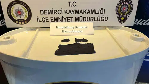 Demirci yolunda zehir tacirine geçit yok: Bin içimlik uyuşturucuyla yakalandı