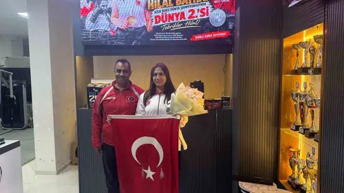 Denizli’nin gururu Hilal Bayhan dünya ikinciliğiyle döndü: Meşalelerle karşılandı