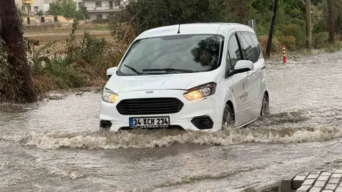 İncirliova'da gökyüzü boşaldı: Yollar kapandı, evleri su bastı