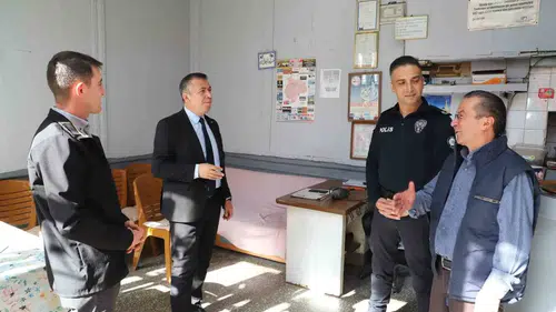 Demirci’de cuma mesaisi: Kaymakam Bayram esnafın kapısını çaldı