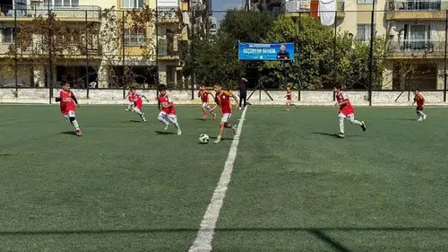 Efeler'de Cumhuriyet coşkusu yeşil sahalara taşındı: Minik kramponlar göz doldurdu