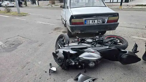 Afyonkarahisar'da okul önünde korkutan kaza: Motosikletli sürücü hastanelik oldu