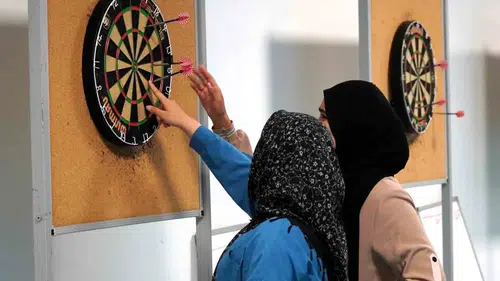 Manisa’da yurtlar kampüse dönüştü: Gençler hem rekabet etti hem ebru yaptı