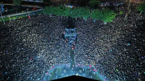 Aydın'da Cumhuriyet coşkusu zirveye taşındı: Tekstil Park'ta dört günlük müzik şöleni başladı