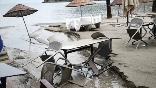 Akyaka sahilinde doğa olayı: Şiddetli yağış kumsalı adeta yuttu