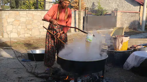İmrallı’da odun ateşinde şifa mesaisi: Bağların bereketi kazana döküldü