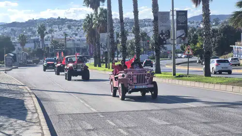 Bodrum yollarında Cumhuriyet coşkusu: Klasikler ve dev arazi araçları bir arada