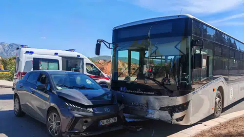 Menteşe’de toplu taşıma kazası: Otobüs ve otomobil çarpıştı