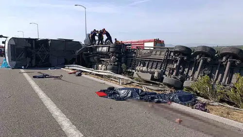 Manisa'da otoban faciası: Yolcu otobüsü ve çekici çarpıştı, acı bilanço ağır