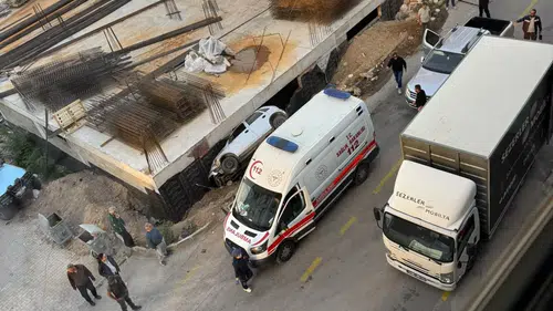 Emirdağ'da korkutan kaza: Otomobil inşaat çukuruna uçtu
