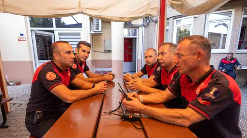 İzmir’in karanlık gününden geriye kalanlar: İtfaiyecilerin enkaz altındaki vicdan nöbeti