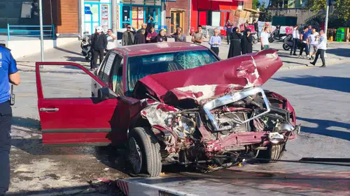 Denizli'de trafik dehşeti: Lüks otomobil otobüsle çarpıştı