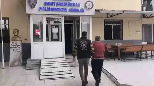 İzmir'de suç dünyasına ağır darbe: 158 polisle 74 adrese şafak baskını