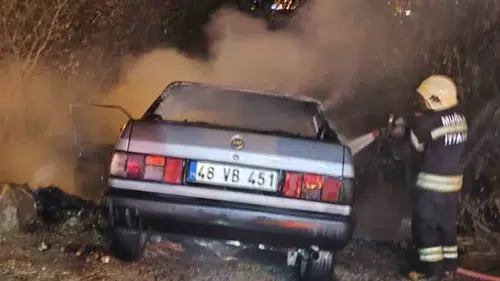 Bodrum'da şans eseri facia önlendi: Kaza yapan araç küle döndü