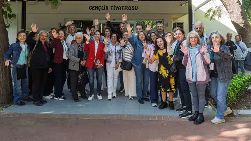 İleri yaşta yeni bir başlangıç: İzmirliler sınıflara geri döndü