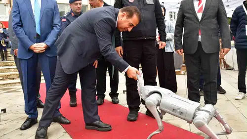 Alaşehir’de bilim rüzgarı: Robot köpek Logi öğrencilerin gözdesi oldu