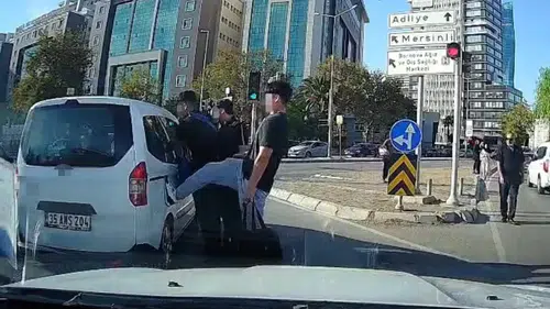 Bornova trafiğinde öfke patlaması: Sürücüye tekme savurdu