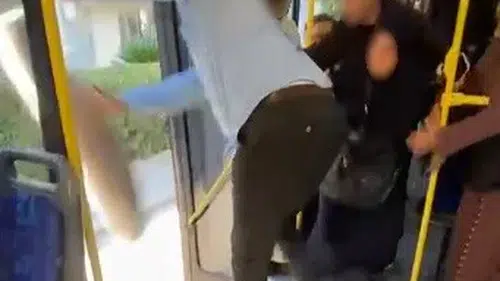 İzmir'de toplu taşımada gergin anlar: Yolcuyla şoförün halı kavgası kamerada