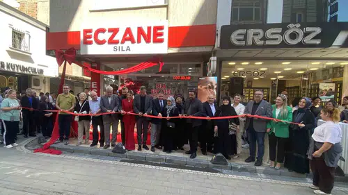 Eczane açılışında yürek burkan veda: Başhekim babasına verdiği sözü tuttu