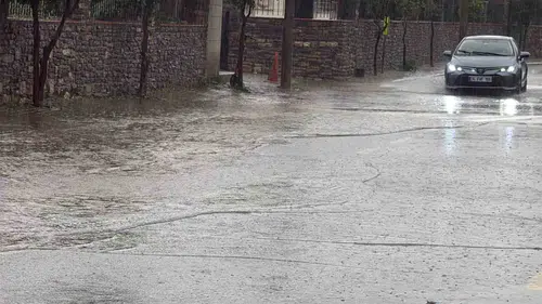 Bodrum'da gökyüzü boşaldı: Dereler taştı, ekipler alarma geçti