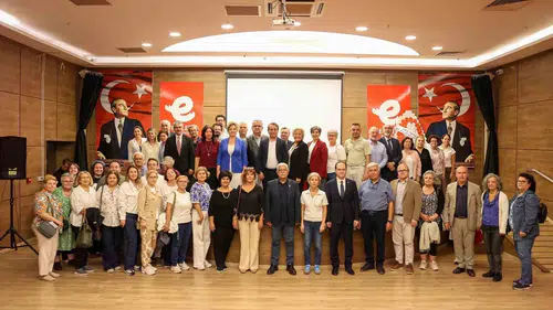 Efeler'de yeni dönem: 55 yaş üstü vatandaşlar için üniversite kapıları açılıyor