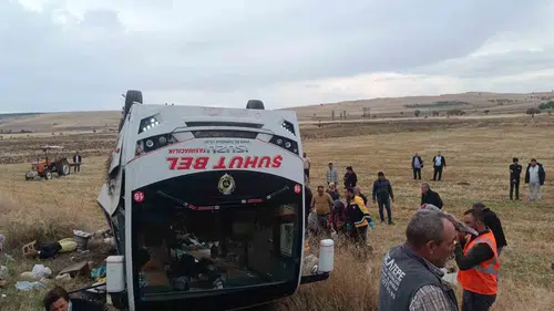 Elma hasadına giden işçileri taşıyan midibüs şarampole uçtu: 1 ölü, 27 yaralı