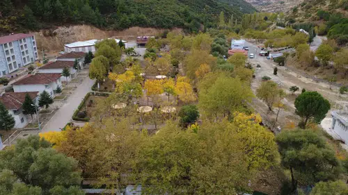 Manisa'nın zirvelerinde sonbahar şöleni: Doğanın renk paleti havadan görüntülendi