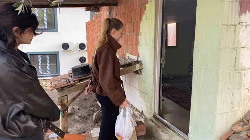Manisa'da kuşaklar arası gönül köprüsü: Yurtlu gençler yaşlıların kapısını çalıyor