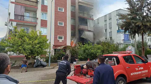 Efeler’de korkutan yangın: Ekipler alevlere karşı zamanla yarışıyor
