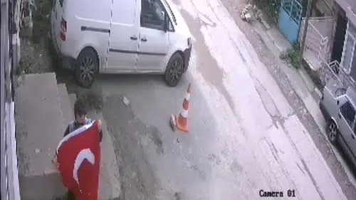 Bornova’da alkışlanacak hassasiyet: Yere düşen bayrağı gören genç kayıtsız kalmadı