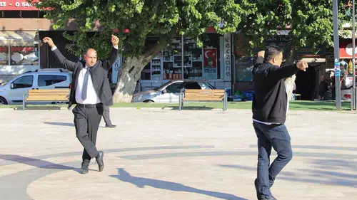 Köşk’te muhtarlardan çifte kutlama: Hem günlerini andılar hem zeybekle coştular
