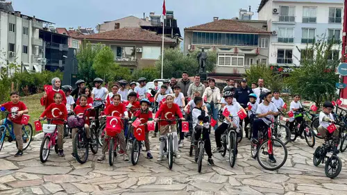 Bozdoğan sokaklarında Cumhuriyet rüzgarı: Miniklerden anlamlı sürüş