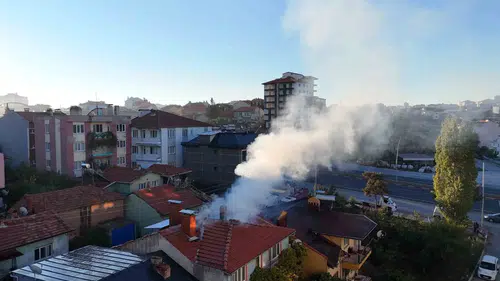 Uşak'ta korkutan çatı yangını: Ekipler zamanında müdahale etti
